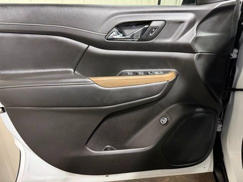 Used 2023 GMC Acadia SLE w/ Driver Convenience Package image 12