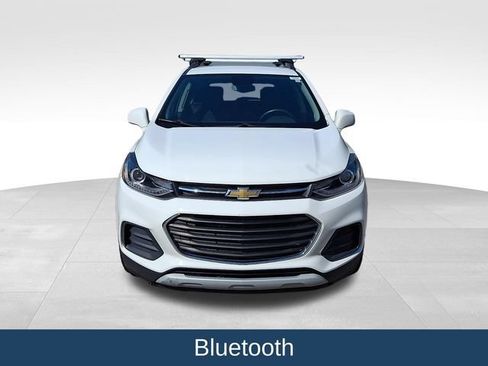 Used 2020 Chevrolet Trax LT w/ LT Convenience Package FWD image 3