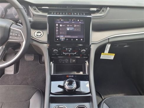 New 2025 Jeep Grand Cherokee Altitude image 15