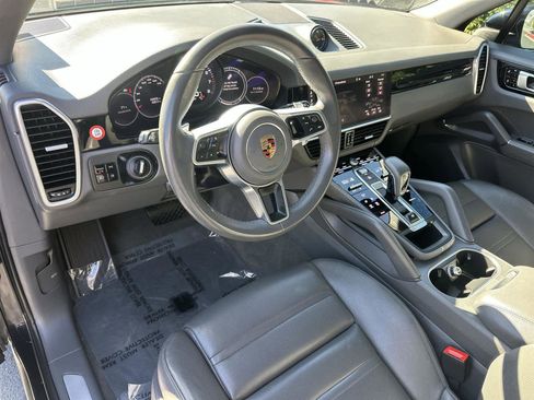 Used 2021 Porsche Cayenne image 2