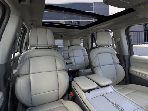 New 2026 Lincoln Navigator Reserve w/ Jet Appearance Package AWD/4WD image 10
