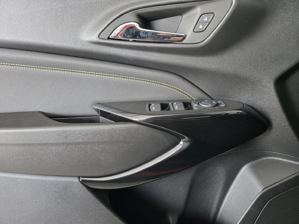 New 2026 Chevrolet Trax LT w/ LT Convenience Package FWD image 24