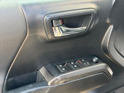 Used 2019 Toyota Tacoma TRD Sport w/ TRD Premium Sport Package AWD/4WD image 18