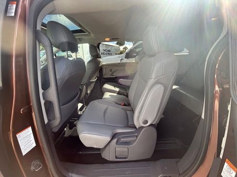 Used 2021 Toyota Sienna XLE image 32