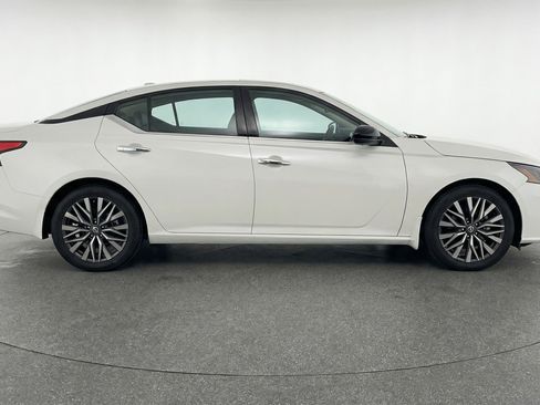 Used 2025 Nissan Altima 2.5 SV image 11