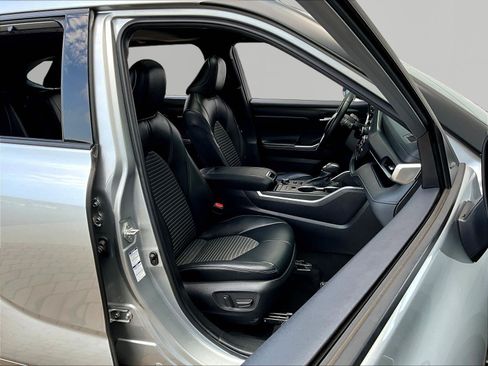 Used 2022 Toyota Highlander XSE AWD/4WD image 30