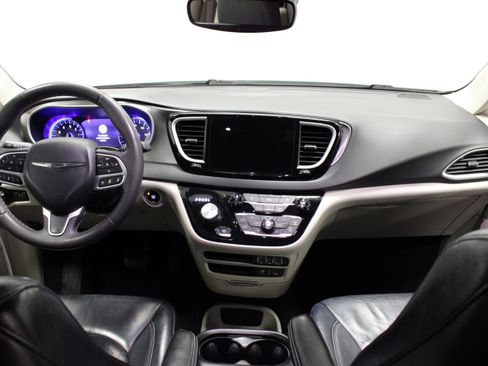 Used 2022 Chrysler Pacifica Touring-L FWD image 19