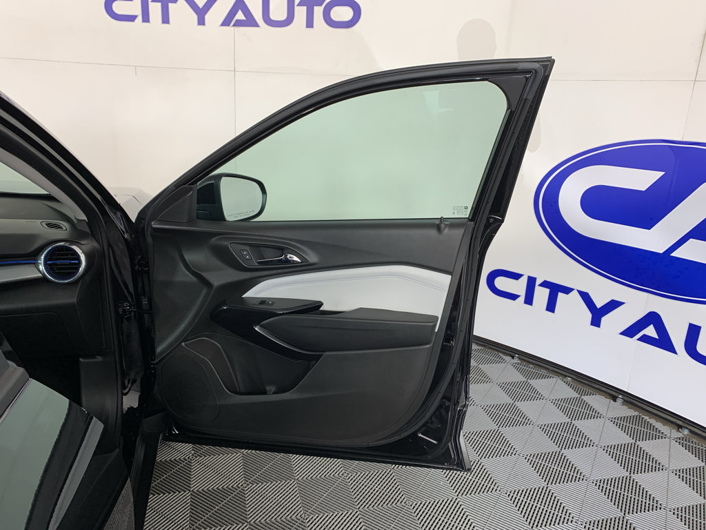 Used 2025 Chevrolet Trax LT FWD image 38