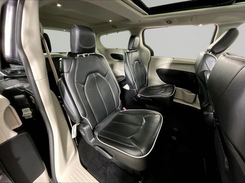 Used 2023 Chrysler Pacifica Limited FWD image 25