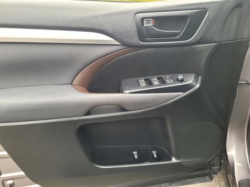 Used 2019 Toyota Highlander LE image 16