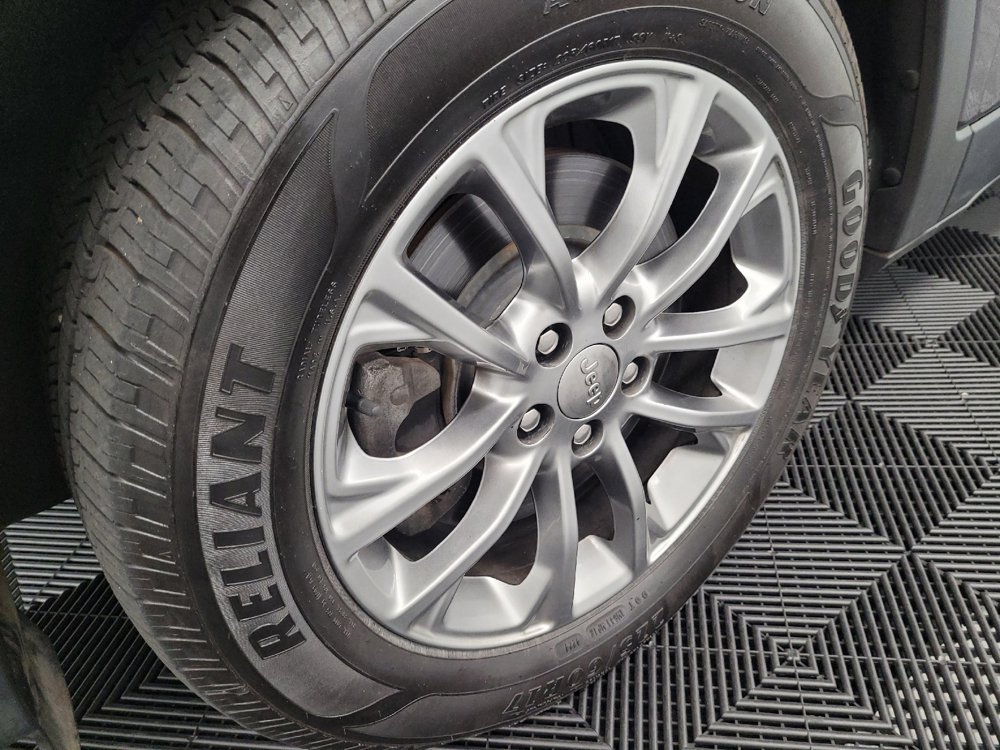 Used 2020 Jeep Cherokee Latitude Plus FWD image 31
