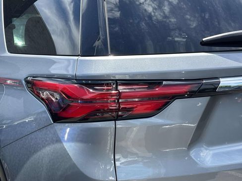 Used 2023 Chevrolet Traverse LT AWD/4WD image 7