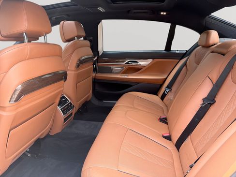 Used 2019 BMW 750i w/ Executive Package RWD image 27