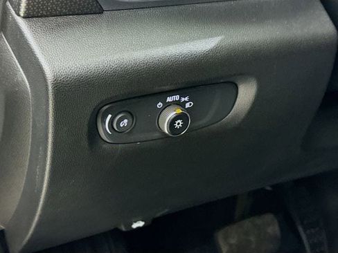 Used 2023 Chevrolet Traverse Premier image 12