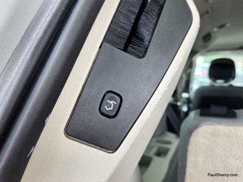 Used 2012 Dodge Grand Caravan SXT image 32