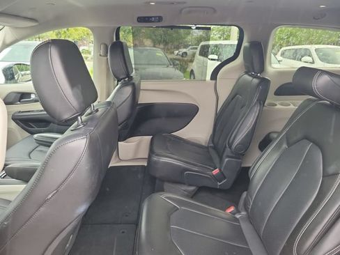 Used 2024 Chrysler Pacifica Touring-L FWD image 9