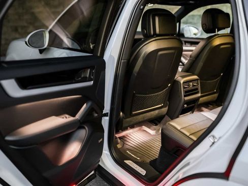 Used 2024 Porsche Cayenne image 19