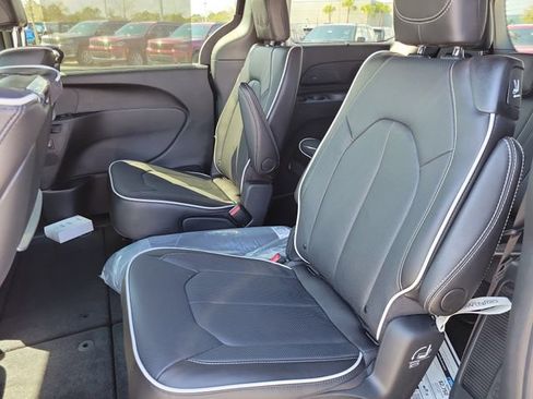 New 2026 Chrysler Pacifica Limited image 11