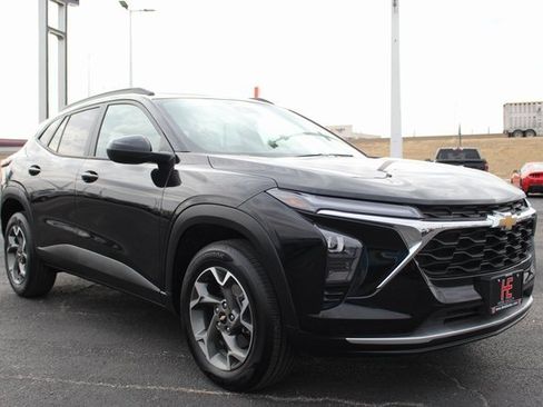 Used 2025 Chevrolet Trax LT w/ LT Convenience Package image 1