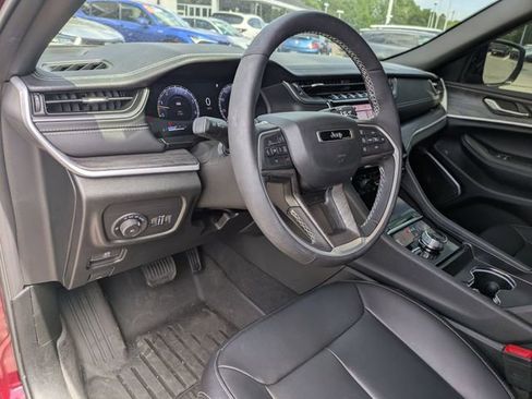 Used 2025 Jeep Grand Cherokee Limited w/ Black Appearance Package image 13