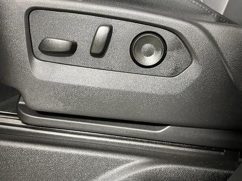 Used 2025 Chevrolet Suburban Z71 image 24