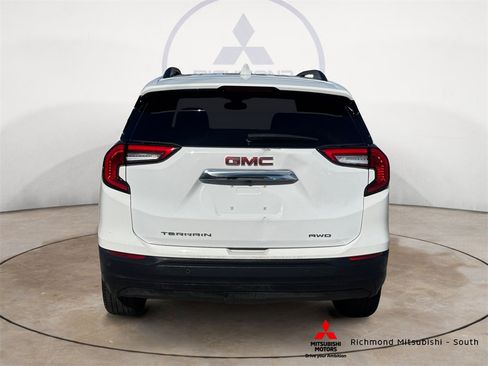 Used 2023 GMC Terrain SLE w/ Driver Convenience Package image 4