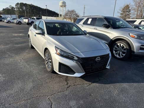Used 2023 Nissan Altima 2.5 SV image 4