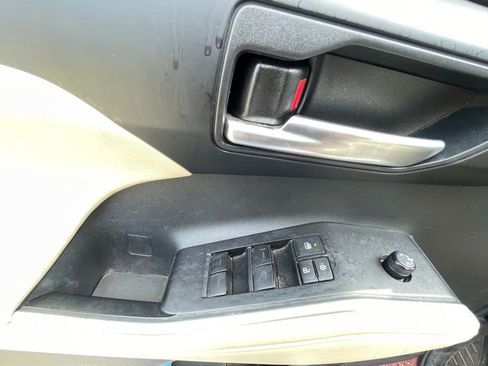 Used 2023 Toyota Highlander XLE FWD image 12
