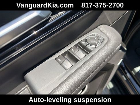 Used 2025 GMC Yukon XL Denali AWD/4WD image 17