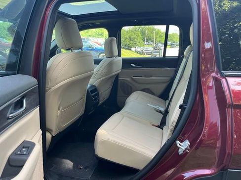 Used 2025 Jeep Grand Cherokee Limited AWD/4WD image 11