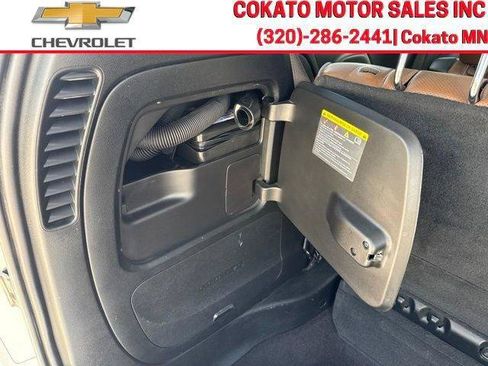 Used 2017 Chrysler Pacifica Limited w/ UConnect Theater Package FWD image 11
