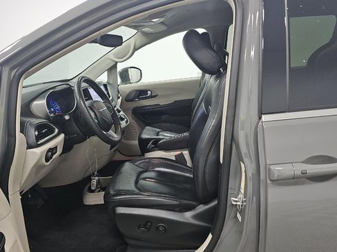 Used 2022 Chrysler Pacifica Touring-L FWD image 8