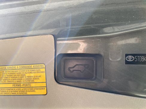 Used 2012 Toyota Highlander SE w/ Tow Pkg image 37