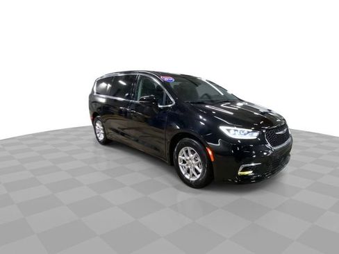 Used 2024 Chrysler Pacifica Touring-L image 4