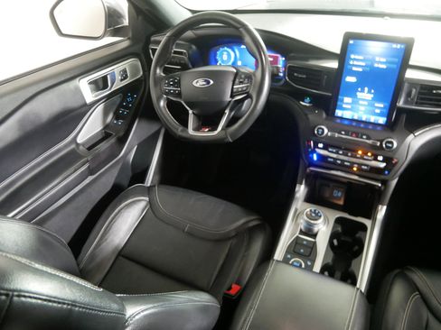 Used 2020 Ford Explorer ST w/ Premium Technology Package image 9