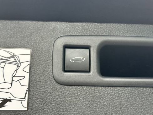 Used 2024 Toyota Highlander XLE FWD image 21