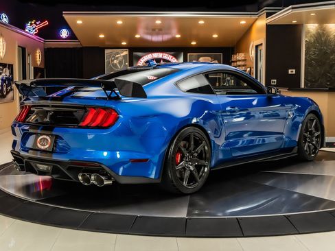 Used 2020 Ford Mustang Shelby GT500 w/ Carbon Fiber Track Pack RWD image 12