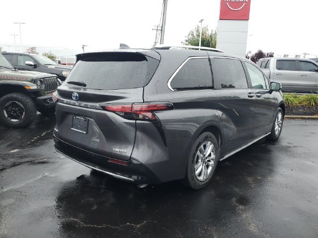 Used 2025 Toyota Sienna Limited AWD/4WD image 4