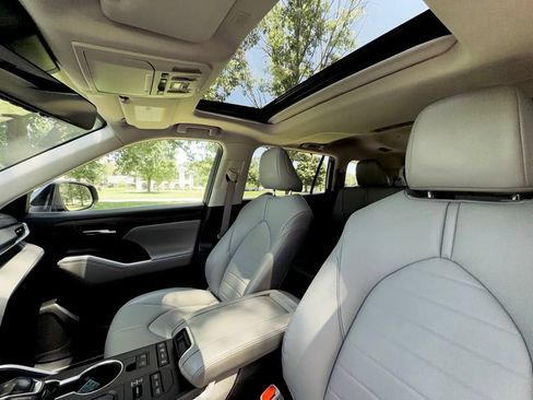 Used 2021 Toyota Highlander XLE AWD/4WD image 21