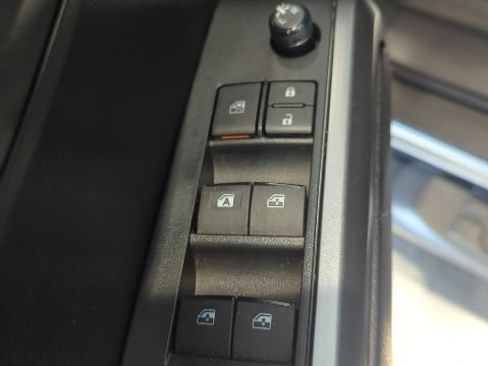 Used 2022 Toyota Tacoma SR5 AWD/4WD image 8