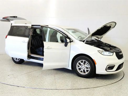 Used 2023 Chrysler Pacifica Touring-L FWD image 9