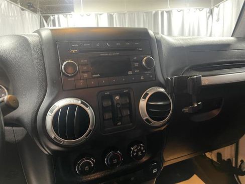 Used 2015 Jeep Wrangler Unlimited Sahara w/ Connectivity Group image 18