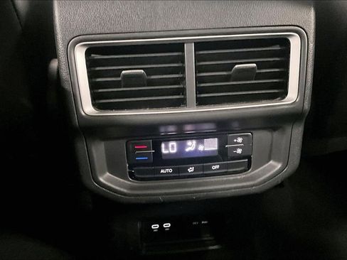 Used 2024 Volkswagen Atlas SE AWD/4WD image 24