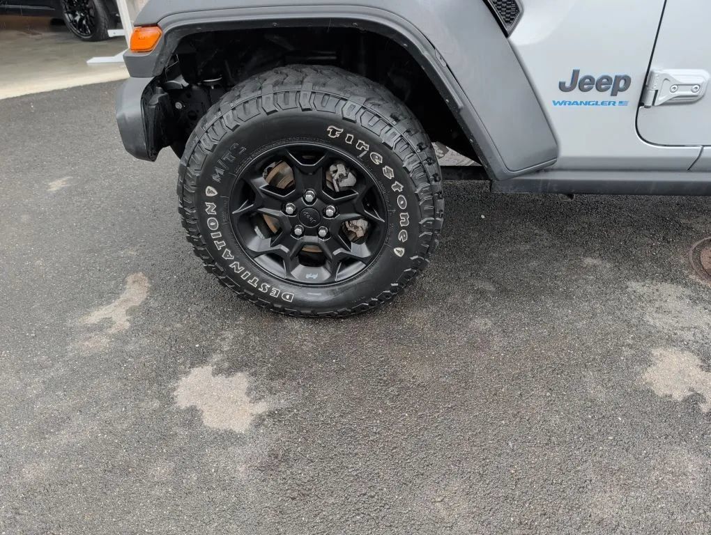 Used 2023 Jeep Wrangler Unlimited w/ Sun & Screen Package AWD/4WD image 25