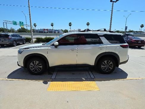 Used 2024 Nissan Pathfinder SV w/ SV Premium Package FWD image 7