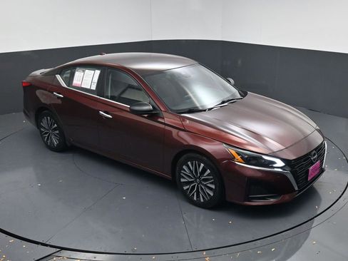 Used 2024 Nissan Altima 2.5 SV image 15