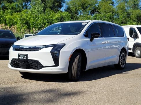 New 2027 Chrysler Pacifica Limited w/ Family Tech Group AWD/4WD image 5