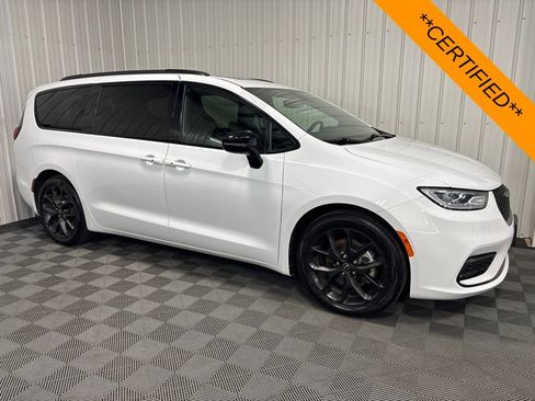 Certified 2025 Chrysler Pacifica Limited FWD image 1