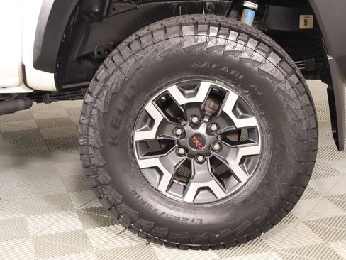 Used 2018 Toyota Tacoma TRD Off-Road AWD/4WD image 18