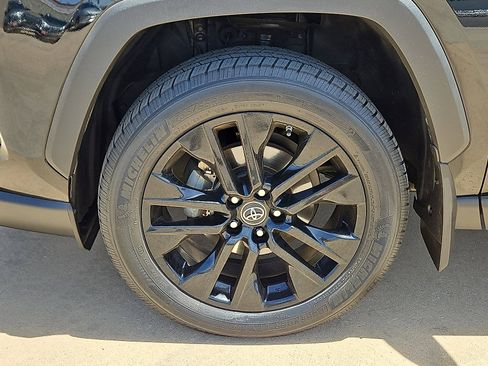 Used 2019 Toyota RAV4 XLE Premium FWD image 5